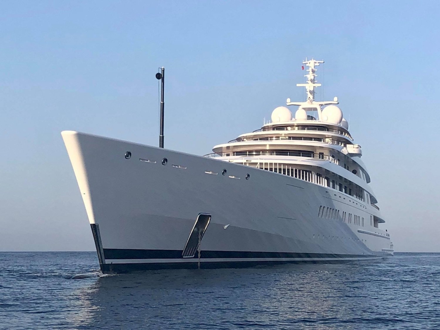 azzam yacht serbatoio