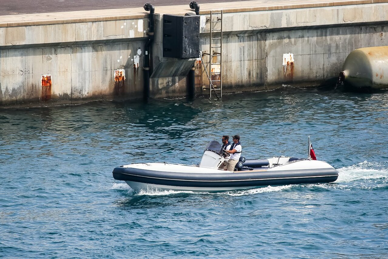 Le yacht fantôme de Bernard Arnault repéré sur la Côte d'Azur