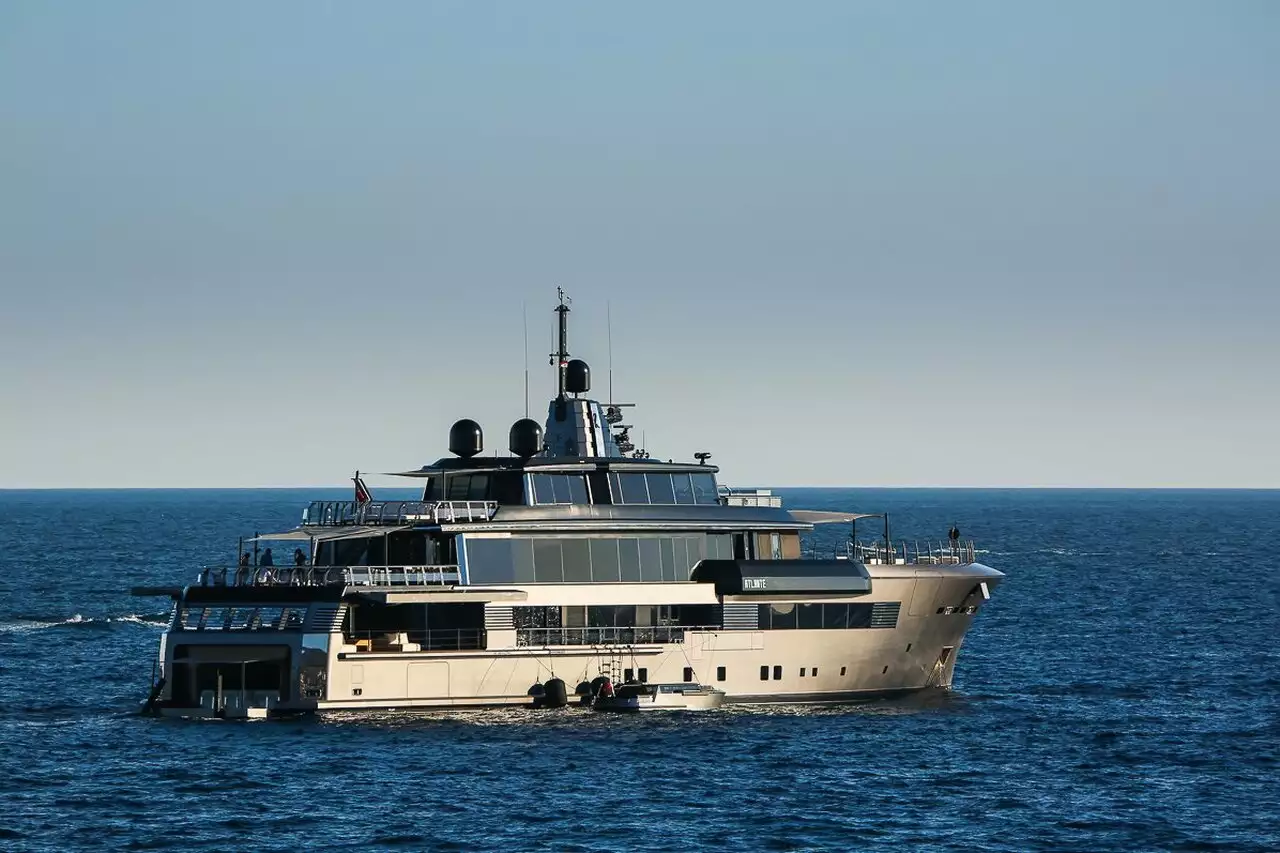 yacht atlante moncler