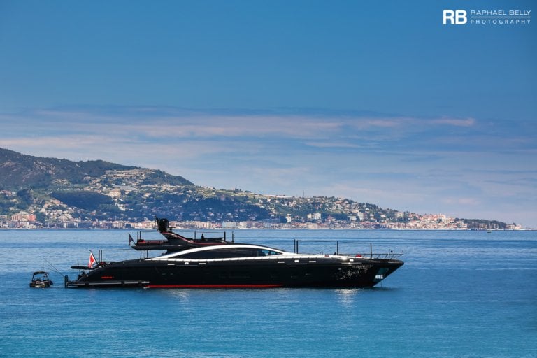 black legend yacht prix