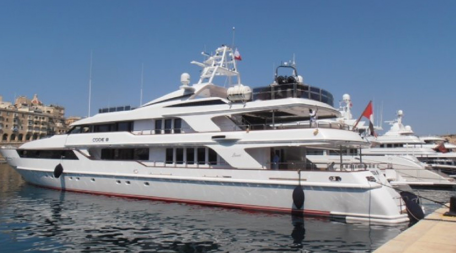 code 8 yacht proprietario