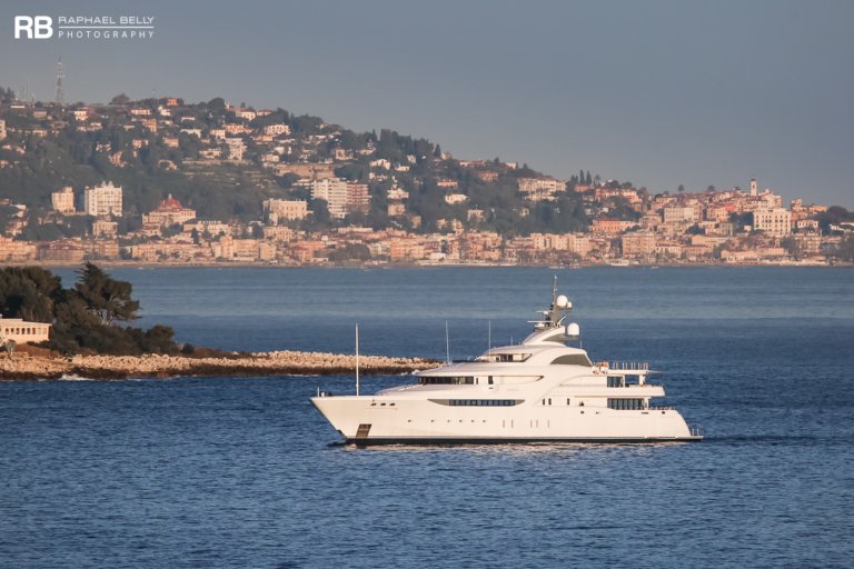 name of putin's yacht