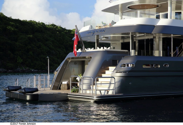 who owns mucho mas yacht