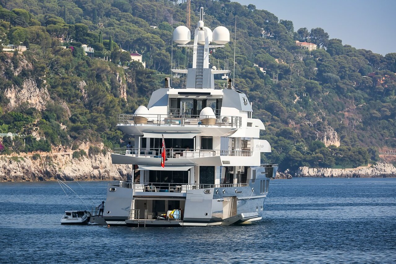 who owns stella maris yacht